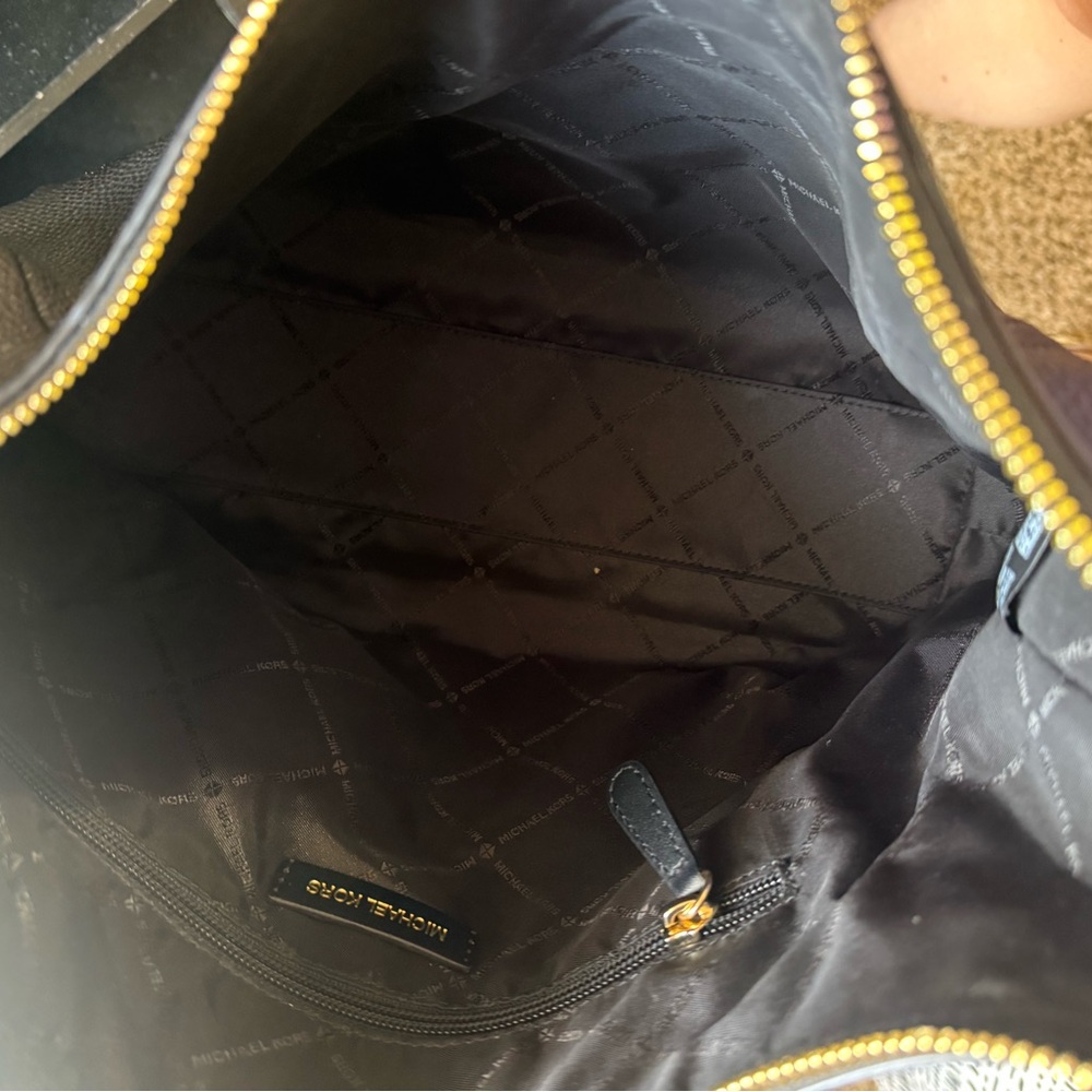 Michael Kors Aria Large Shoulder Bag. - Picture 3 of 7